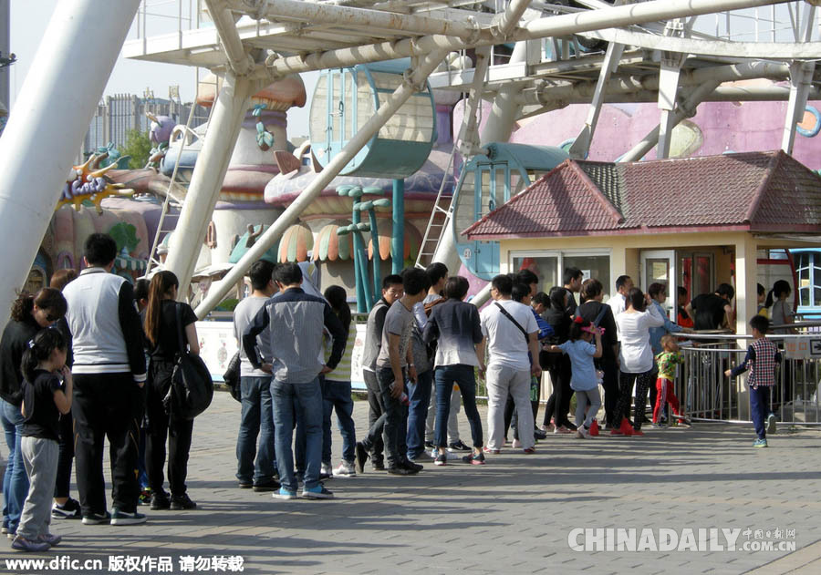 北京石景山摩天轮设立退役倒计时牌 游客排队体验