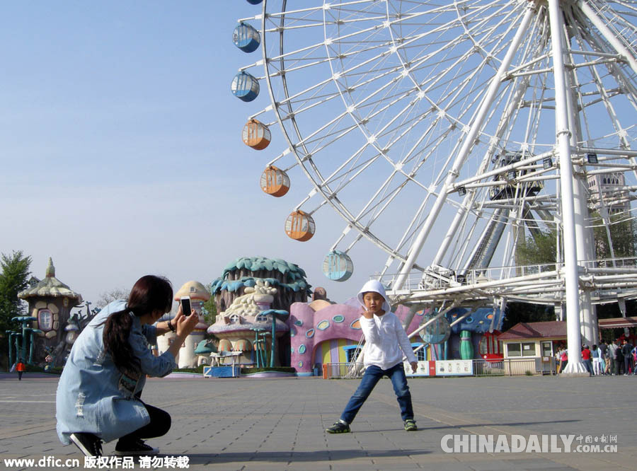 北京石景山摩天轮设立退役倒计时牌 游客排队体验