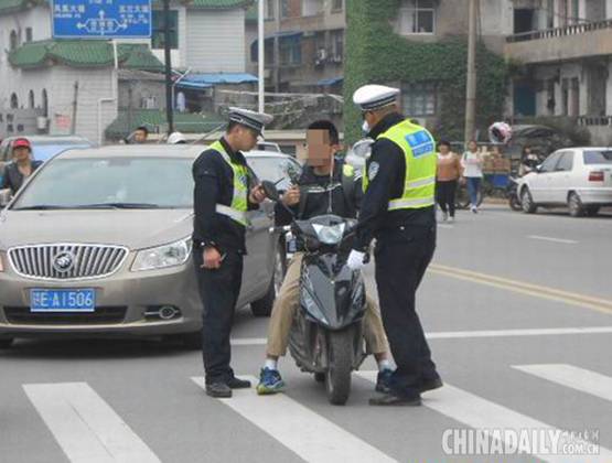 江西上饶交警一大队开展校园“鬼火”清理行动