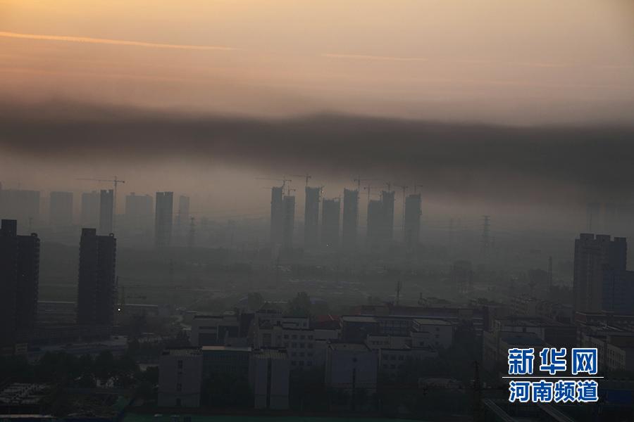 郑州现“平流雾”黑色污染带