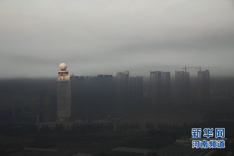 郑州现“平流雾”黑色污染带