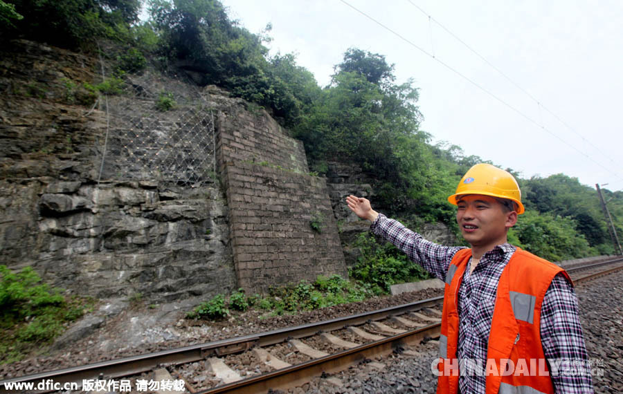 重庆：7吨重巨石滚落横卧铁轨上 火车40米外急停