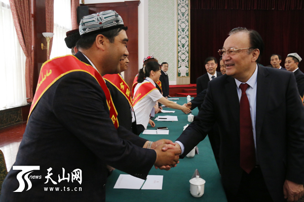新疆全国劳模和先进工作者代表进京参加表彰