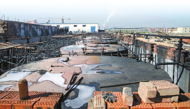 乌鲁木齐米东区一石油公司储罐池起火致1人亡
