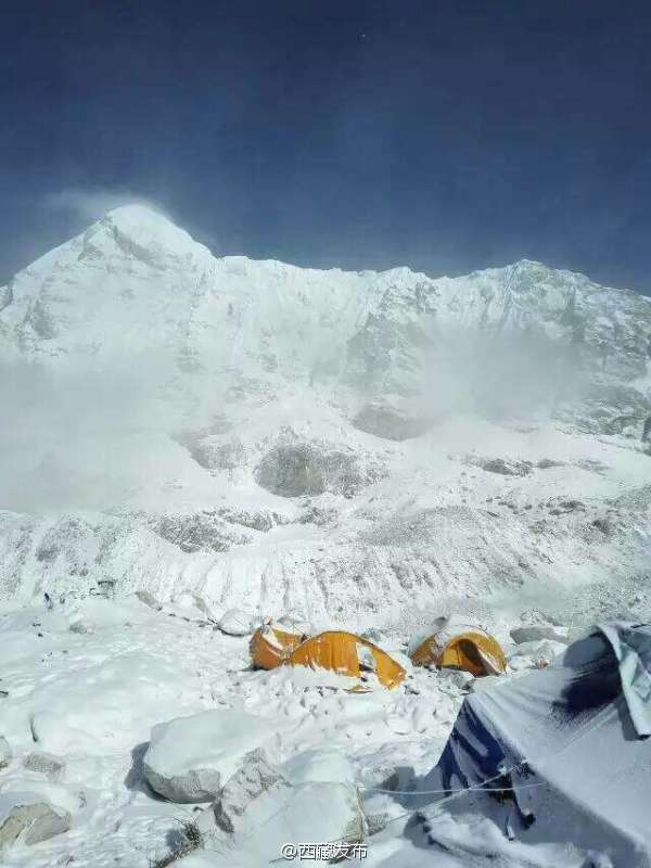 网友拍摄珠峰南坡雪崩现场画面