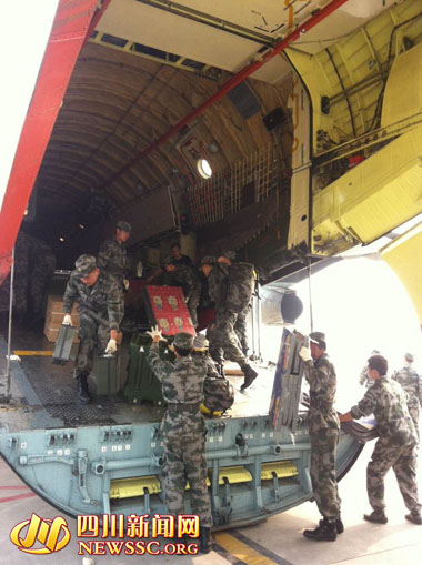 成都军区抽组70人国家级医疗救援队 今日飞赴尼泊尔