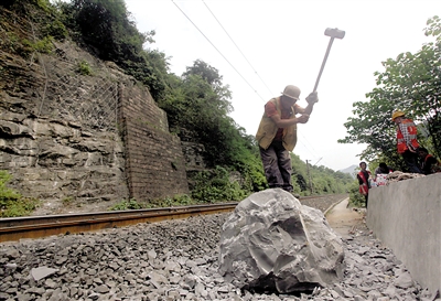 巨石从天而降落在铁轨上 火车40米外急停