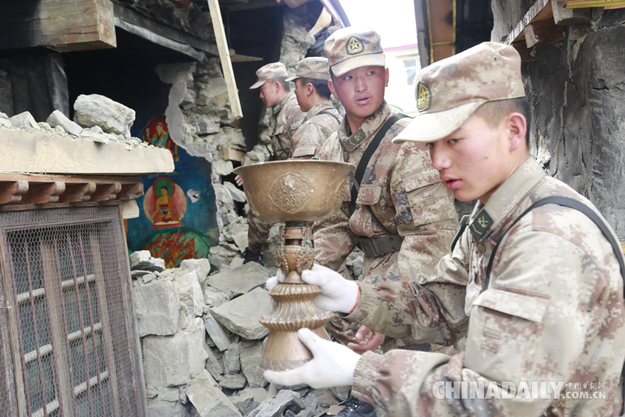 西藏聂拉木县：军民合力转运地震受损寺院的文物
