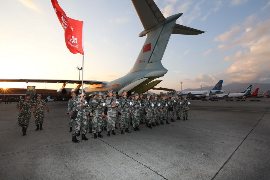 中国空军首架救援飞机飞抵尼泊尔地震灾区