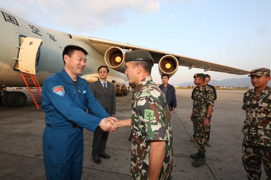 中国空军首架救援飞机飞抵尼泊尔地震灾区