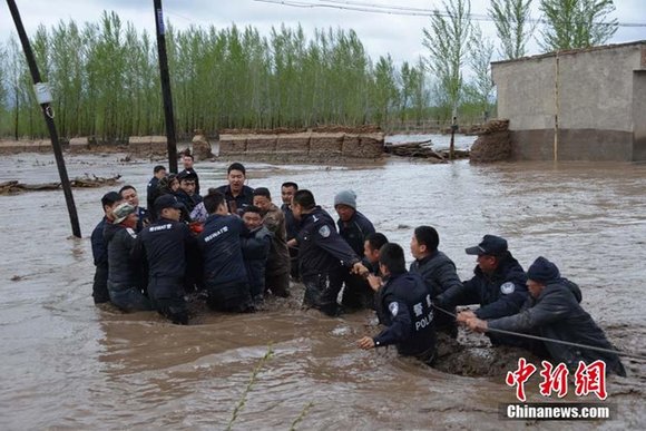 新疆额敏县突降暴雨引发洪水 公安紧急救援