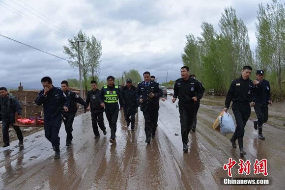 新疆额敏县突降暴雨引发洪水 公安紧急救援