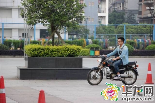 重庆一高校开设摩托车驾驶选修课 上演“速度与激情”