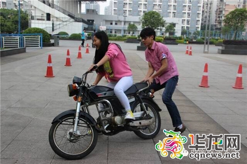 重庆一高校开设摩托车驾驶选修课 上演“速度与激情”