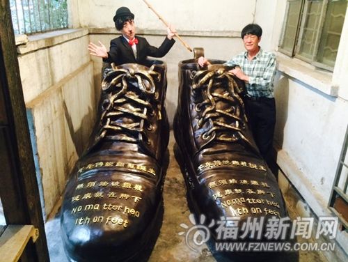 福州男子花17万元造巨无霸铜鞋 一只鞋能装下两成人