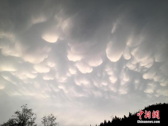 河北金山岭长城雷雨过后现罕见云霞