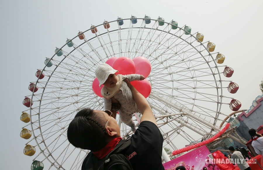 北京石景山游乐园举办“再见摩天轮”