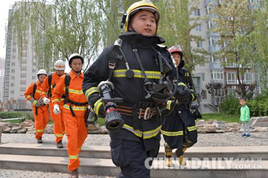 华北油田消防支队开展高层建筑灭火救援演练