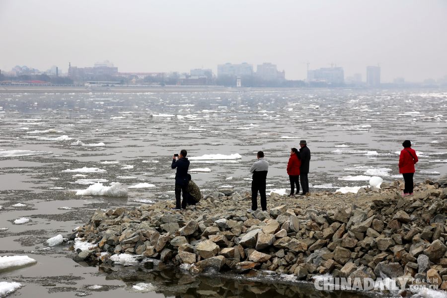 黑龙江：又是一年开江时 冰排排山倒海来