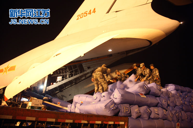 中国紧急援助尼泊尔地震灾区首批救援物资南京起运