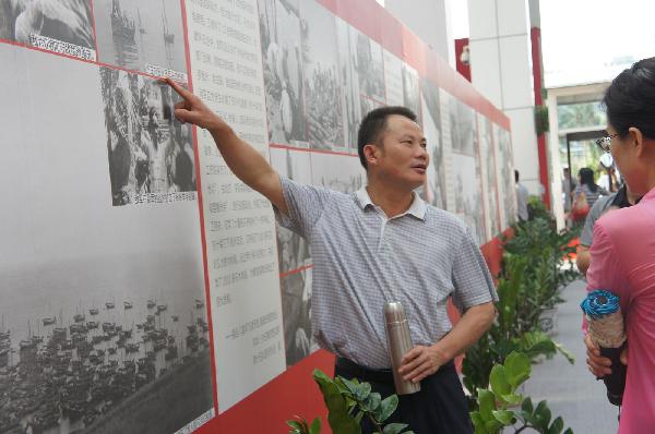 海南解放65周年图片展在海南省博物馆开展
