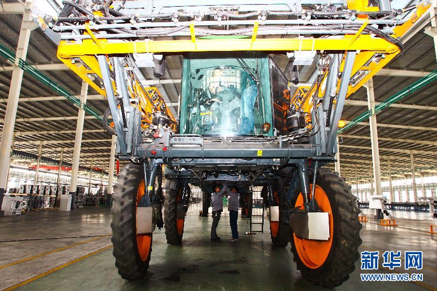 山东潍坊造多功能农业植保机器人进入量产阶段