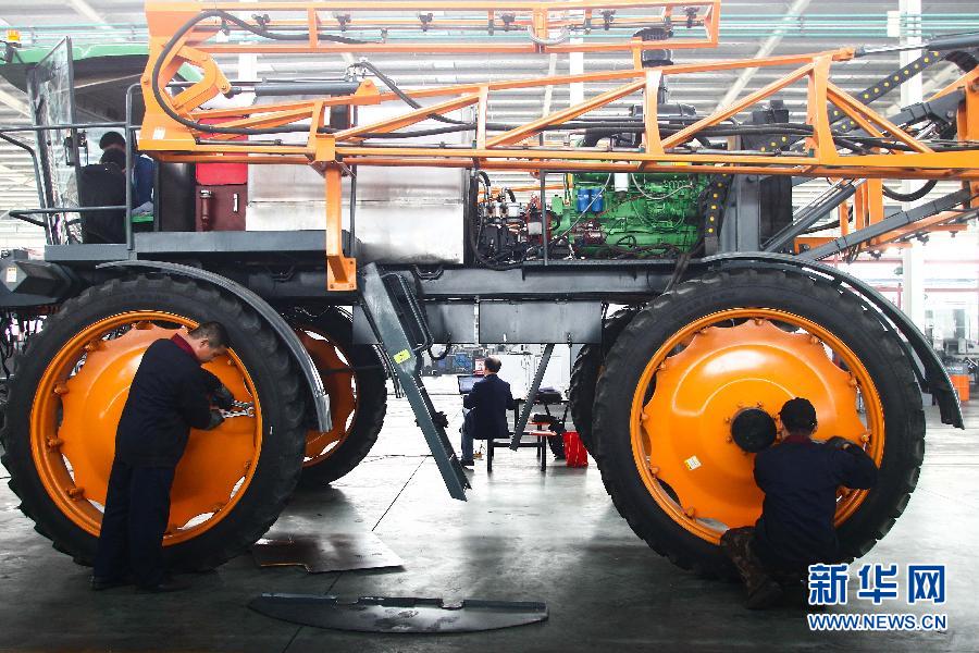 山东潍坊造多功能农业植保机器人进入量产阶段