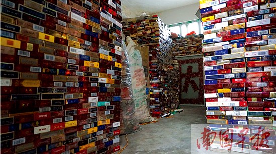 老汉收藏14万个烟标 梦想创造吉尼斯纪录(组图)