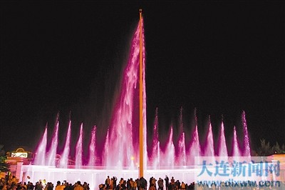 大连人民广场音乐喷泉吸引大批游客（图）
