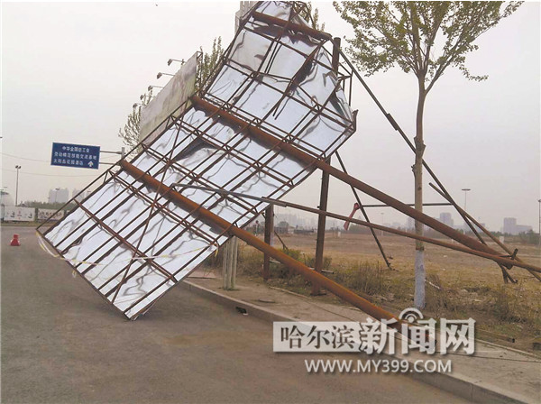 江北的风刮得太猛 8米长的广告牌都刮倒了