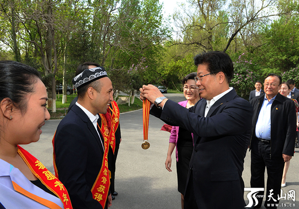 张春贤与自治区各族各界青年代表座谈时勉励大家:争做五新青年