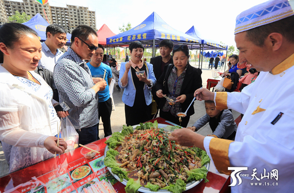 新疆焉耆 “一元吃美食”活动吸引6万名游客
