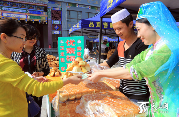 新疆焉耆 “一元吃美食”活动吸引6万名游客
