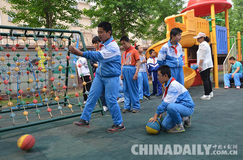 唐山迁安特教学校邀请百名家长与孩子一起“玩耍”