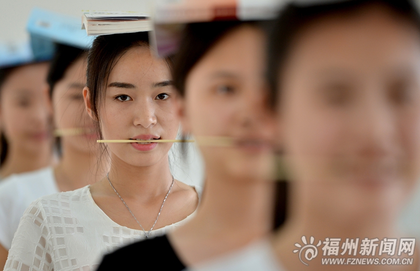 福州青运会志愿者放弃休息参加培训 累并快乐着
