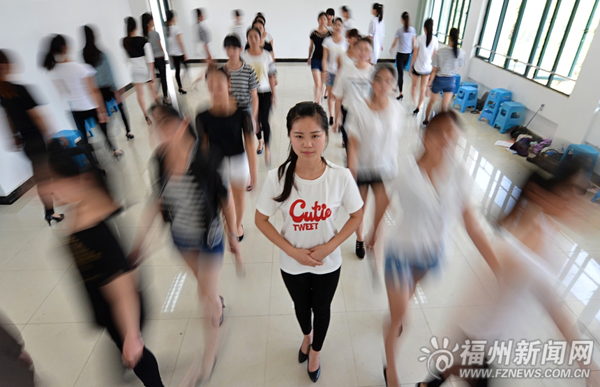 福州青运会志愿者放弃休息参加培训 累并快乐着
