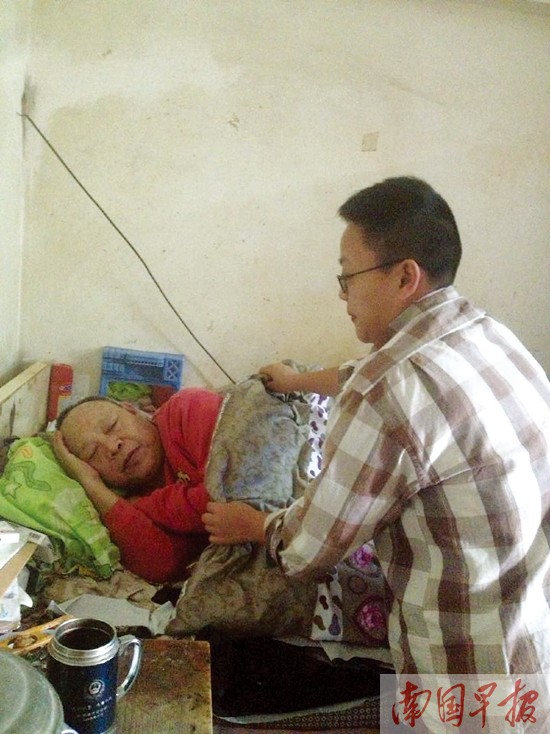 父亲因公瘫痪在床 36岁孝女为照顾父亲不嫁人(图)