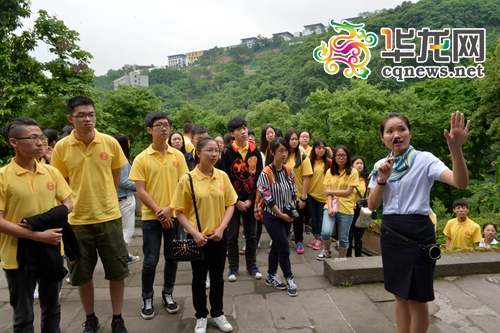 纪念抗战胜利70周年 重庆青年代表走进红岩
