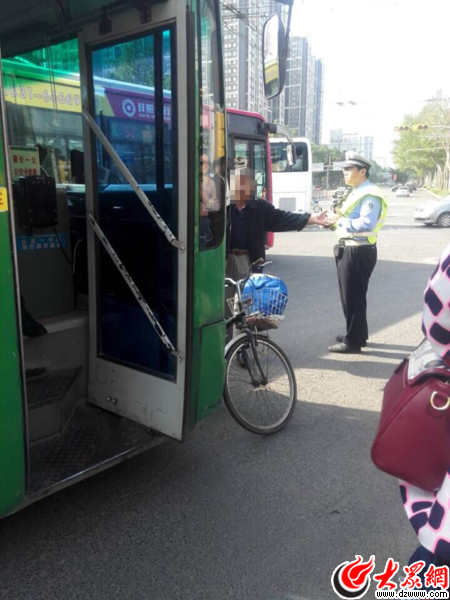老人自行车拦住公交车 不是“碰瓷儿”只为讨个理