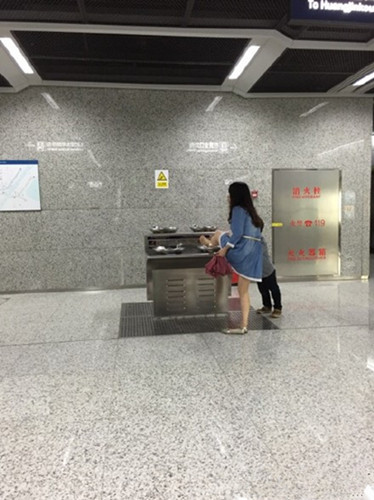 网曝女子在地铁站直饮水机上洗脚 网友：没素质