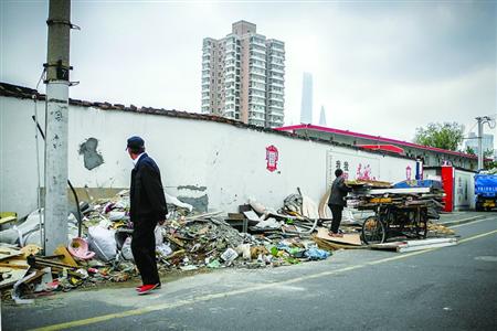 江阴街成大件垃圾临时堆放点 占道长达半年