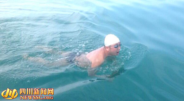 绵竹42岁泳将横渡琼州海峡 13个多小时游了27公里