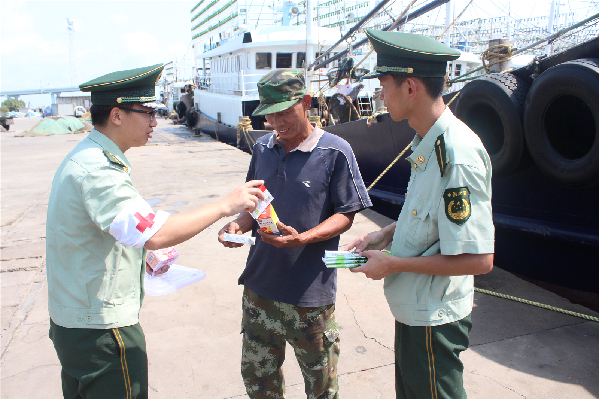 世界红十字日 海南海警送医疗上渔船