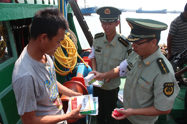 世界红十字日 海南海警送医疗上渔船