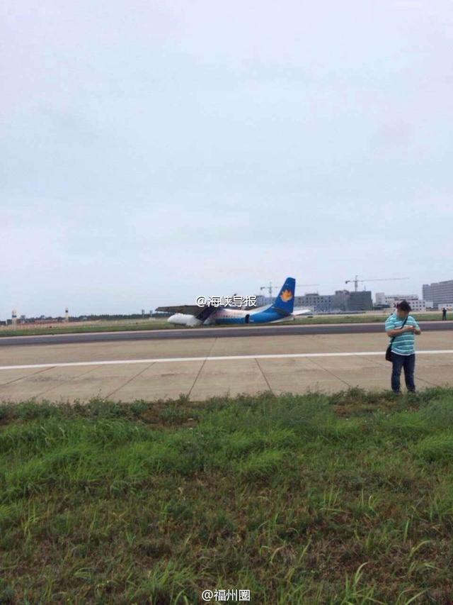 福州长乐机场一飞机冲出跑道 发动机与机翼受损
