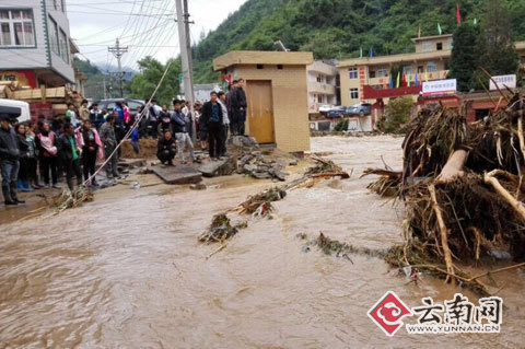 云南镇雄鱼洞乡发生特大洪灾 洪水高出街面2米
