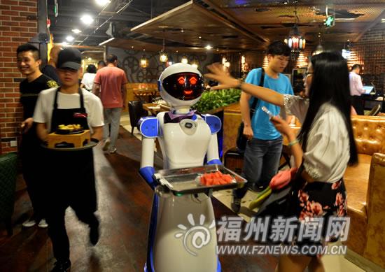 机器人餐厅亮相福州 “服务员”能端茶倒水还会说方言