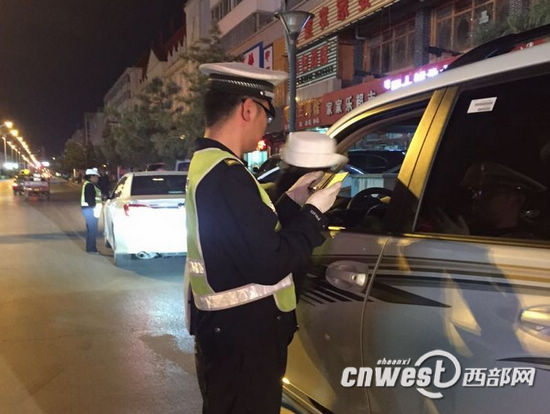 榆林交警集中整治交通违法行为 一夜查处酒驾26起