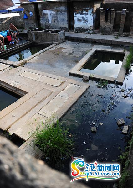 三亚崖州百年温泉古迹变露天澡堂 垃圾污水无人管