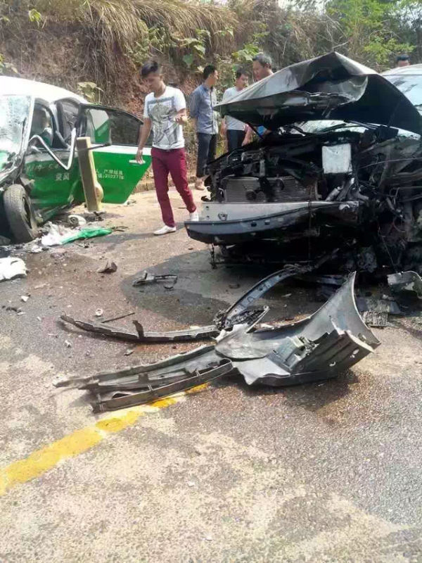 内江两车相撞 80后男子救助伤者累晕在现场